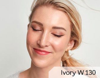 Mujer llevando la Base de Maquillaje TimeWise® 3D™ de Mary Kay Ivory W130