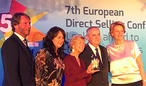 Recepción del premio mejor compañía de 2018 de la Asociación Europea de Venta Directa (Seldia) por parte de Mary Kay