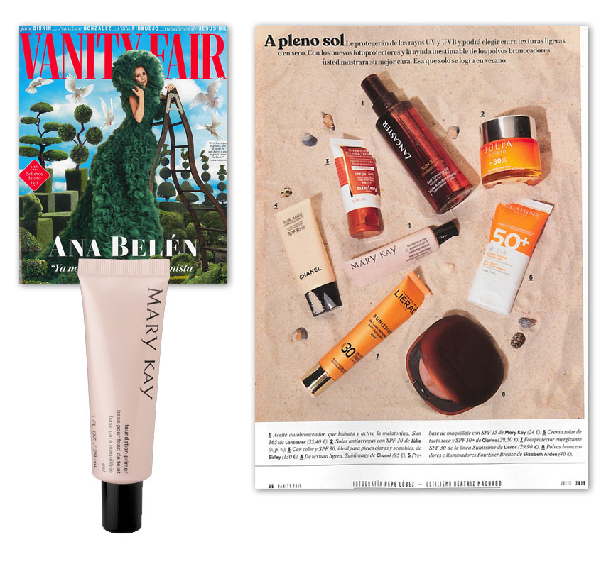 la Pre-Base de Maquillaje Mary Kay con FPs15, entre las páginas de la revista Vanity Fair de julio de 2019