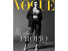 Portada de la revista Vogue de febrero de 2021 con productos Mary Kay
