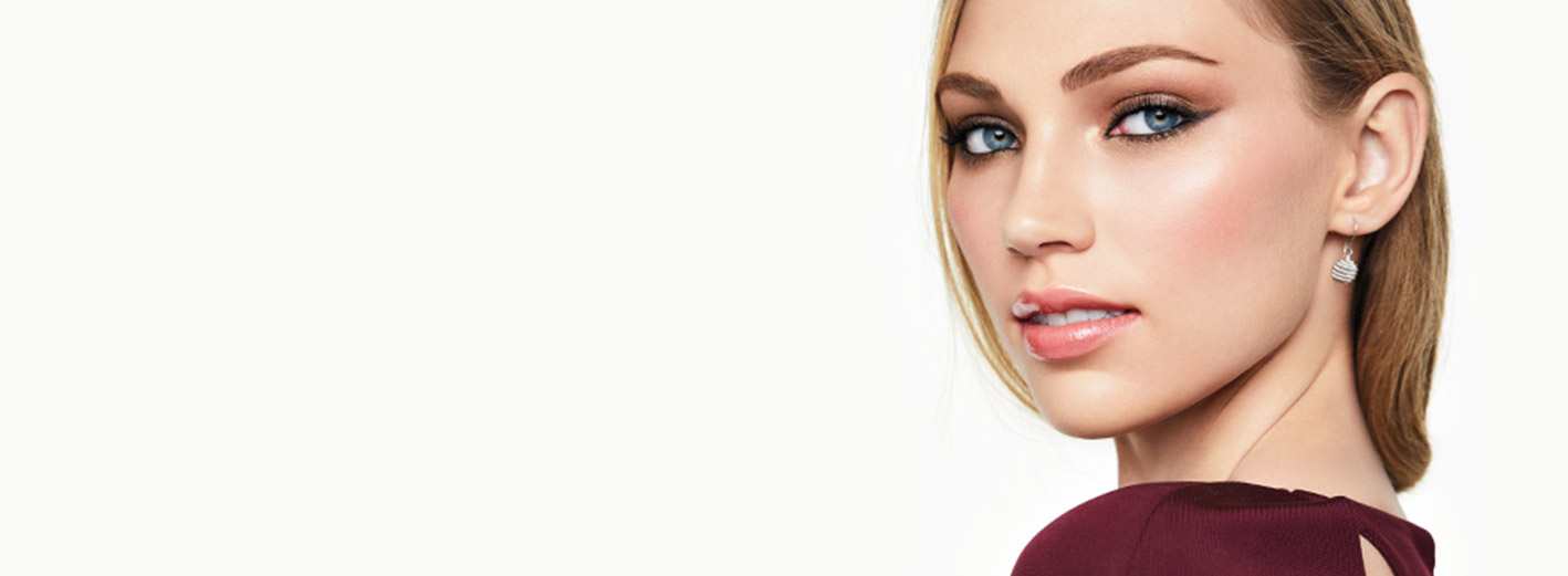 Sigue este tutorial de maquillaje para conseguir el look Abre tus Alas. En este look se destaca un delineado de ojos intenso pero sofisticado.