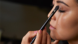 Primer paso para el look Belleza Sofisticada: aplica Sombras de Ojos Chromafusion sobre el párpado. 