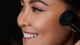 Tercer paso para el look Belleza Sofisticada: Esculpe tus rasgos con los polvos para contorno Latte e Iluminador Glazed 