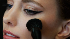 Tercer  paso para el look Glamour Deslumbrante: Aplica un Colorete Chromafusion con la Brocha para Colorete Mary Kay.