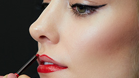Cuarto paso para el look Glamour Deslumbrante: Aplica el delineador de Labios en tono Red