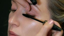 Segundo paso para el look Romance Radiante:: Aplica dos capas de la Máscara de Pestañas Ultimate Mascara en tus pestañas superiores e inferiores