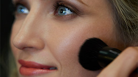 Tercer paso para el look Romance Radiante: utiliza los Coloretes Chromafusion para resaltar los rasgos