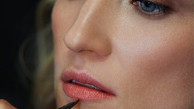 Cuarto paso para el look Romance Radiante: finaliza tu look con un Lápiz de Labios Gel Semi-Shine y aplícalo con la Brocha Cream Color.