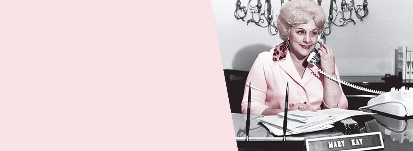 Mary Kay Ash recibe una llamada desde su despacho 