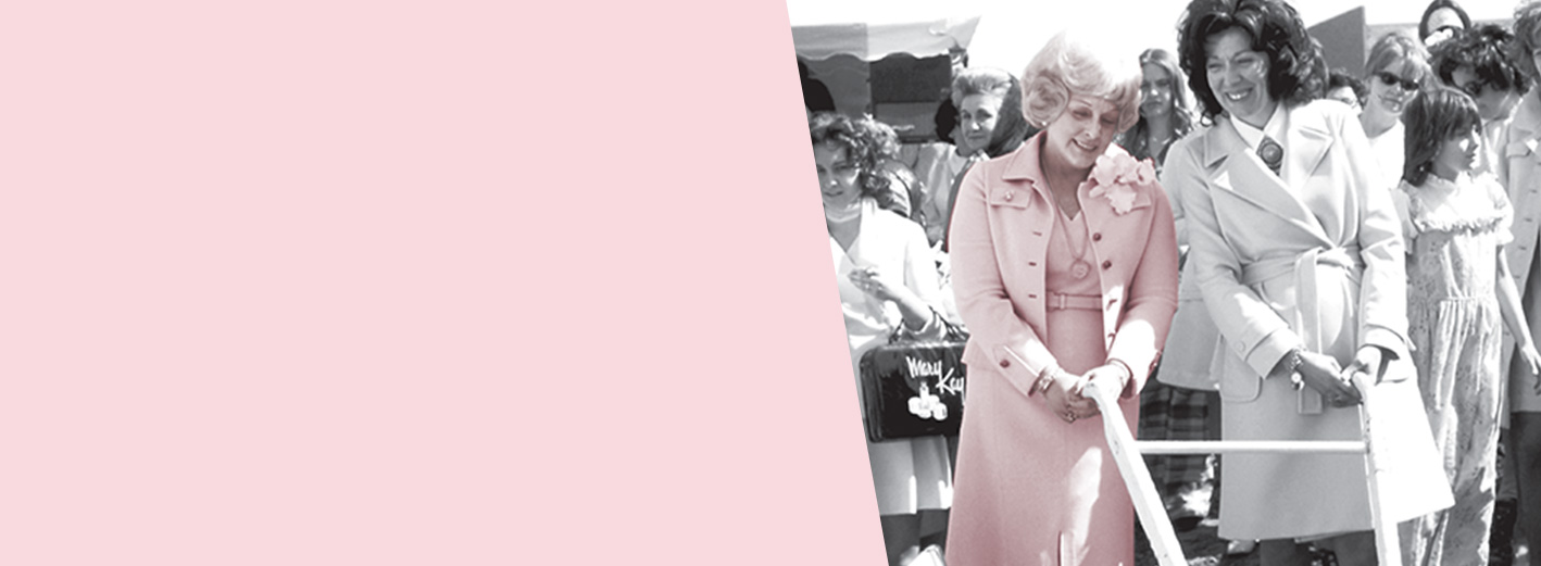 Mary Kay Ash posa junto a otra mujer en un evento 