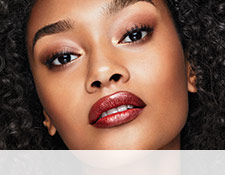 Destaca tu belleza con este look de maquillaje para dar volumen a tus labios