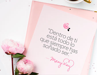 Descarga la imagen de One Woman Can con una cita de Mary Kay Ash: "Dentro de ti está todo lo que siempre has soñado ser"