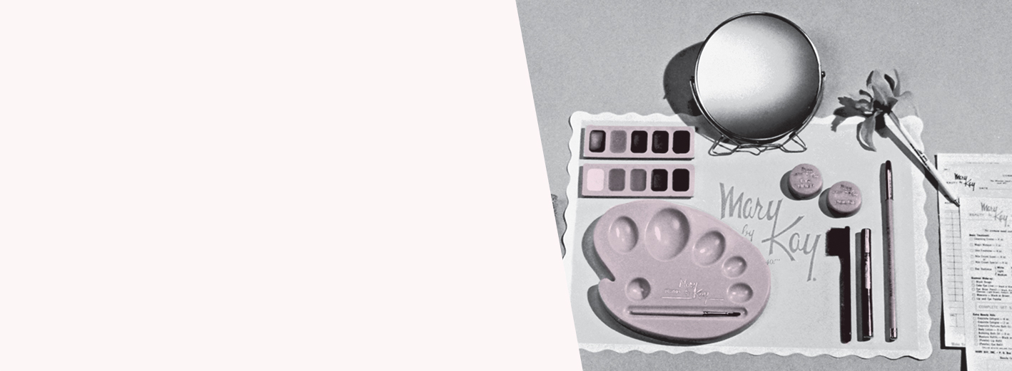 En 1963, Beauty by Mary Kay abre con una fundación y cuatro productos para el cuidado de la piel.