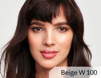 Mujer llevando la Base de Maquillaje TimeWise® 3D™ de Mary Kay Beige W100