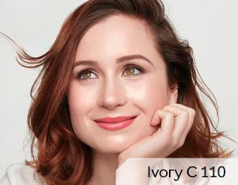 Mujer llevando la Base de Maquillaje TimeWise® 3D™ de Mary Kay Ivory C110