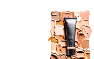 Bases de maquillaje TimeWise 3D con 12 horas de duración, cobertura total o modulable, dos acabados, complejo anti-edad y tecnología intellimatch que se funde con la piel