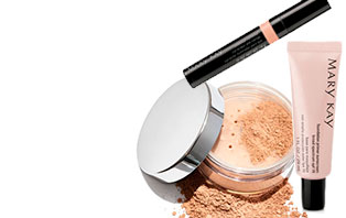 Rostro sin imperfecciones con productos Mary Kay: polvos sueltos, pre-base de maquillaje, correctores...