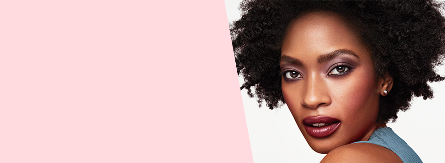 Recrea el look Pasión Ciruela con tonos intensos en labios y ojos para destacar tu rostro.