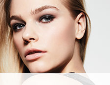 Ver el tutorial de maquillaje paso a paso del Look Labios nude de Mary Kay creado por el maquillador profesional Sam Addington