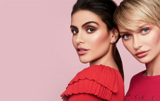 Aprende a hacer contouring con estos looks de maquillaje paso a paso con polvos para contorno, iluminador y coloretes de Mary Kay