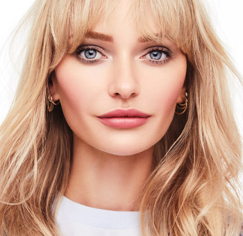 Consigue el look de contouring Contorneo en 3 sencillos pasos con los Coloretes Chromafusion y los Polvos para Contorno e Iluminador de Mary Kay