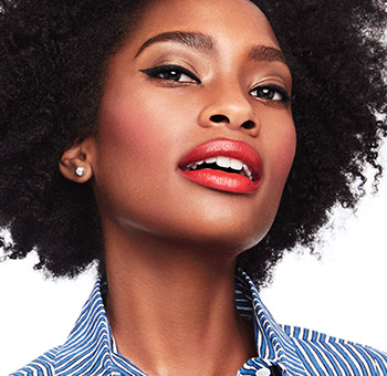 Irradia confianza a todo color con este look paso a paso con un contouring definido con los coloretes Chromafusion y los Polvos para Contorno e Iluminador de Mary Kay