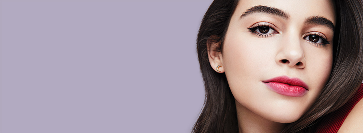 Tutorial de maquillaje paso a paso para un look de maquillaje con labios degradados de tendencia