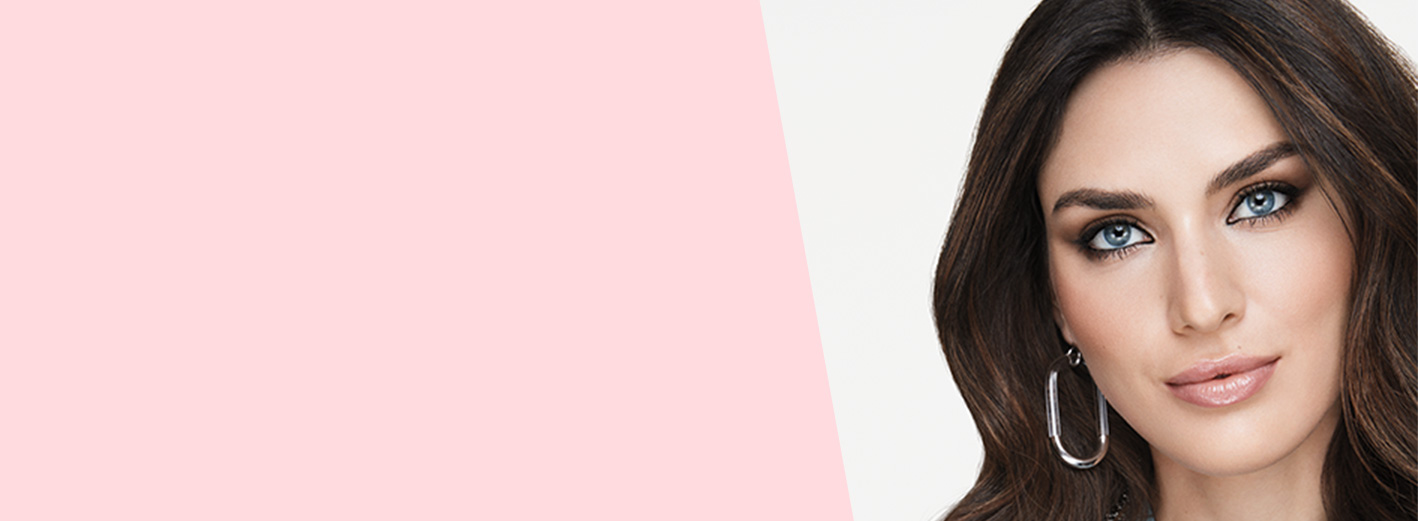 Tutorial de maquillaje del look Chic en la oficina de Mary Kay: un look para celebraciones casuales, tonos neutros con un relajado toque glam