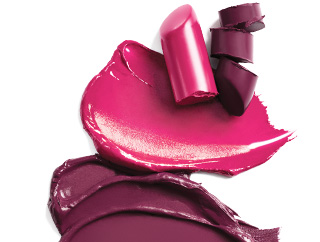 Lapices de labios Mary Kay con diferentes acabados: el Gel Semi-Shine Haute Pink y el Semi-Mate Crushed Berry.