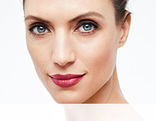 Tutorial de maquillaje para el look Besos frambuesa de Mary Kay, creado por maquilladores profesionales