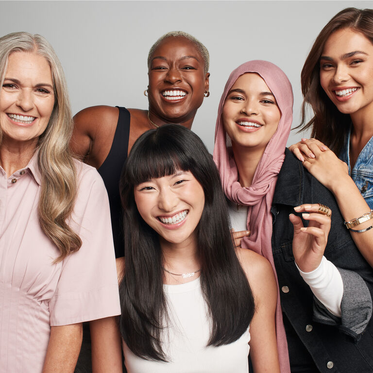 Mujeres en grupo ri&eacute;ndose