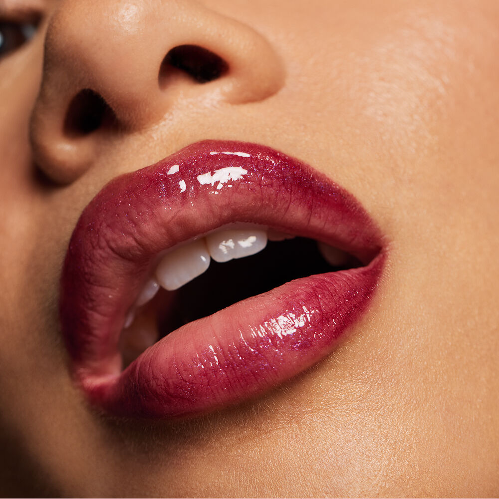 Model con el look Glass Lips Mary Kay