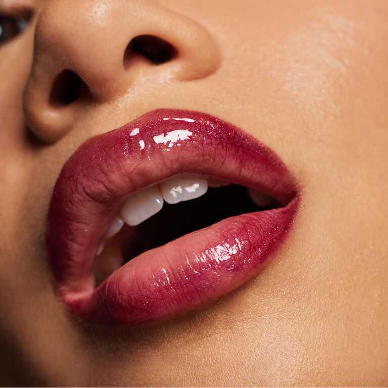Model con el look Glass Lips Mary Kay