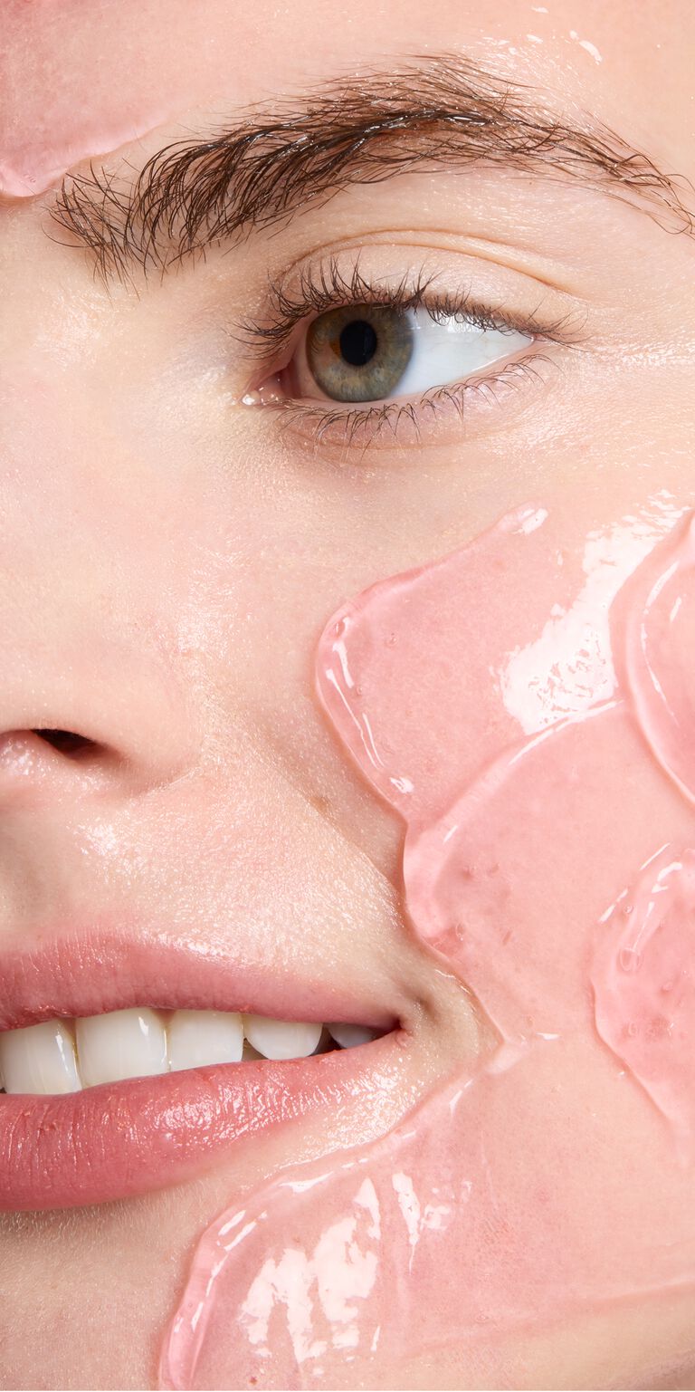 Primer plano de gel hidratante con col&aacute;geno de Mary Kay aplicado sobre el rostro de una mujer