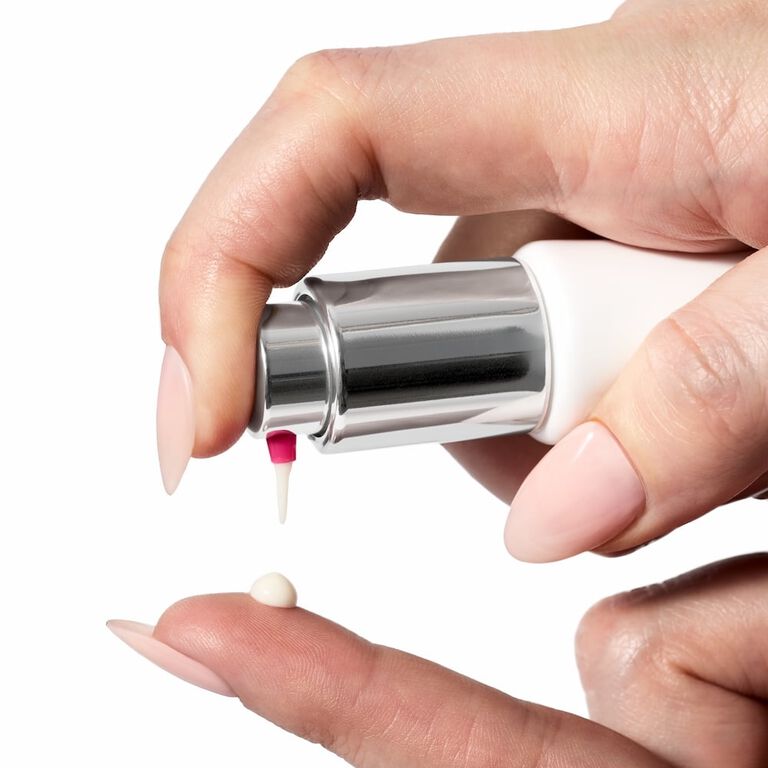 Aplicando Retinol 0.3 Clinical Solutions&trade; de Mary Kay&reg; en la yema del dedo.