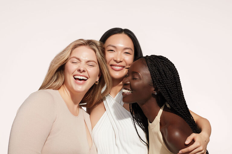 Grupo de mujeres sonrientes