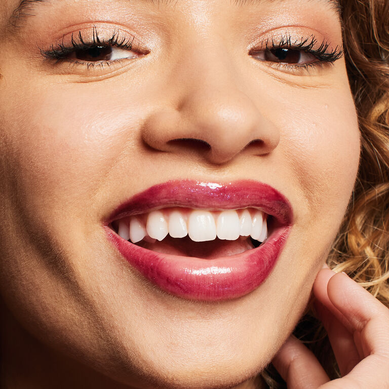 Mujer con el look Glass Lips