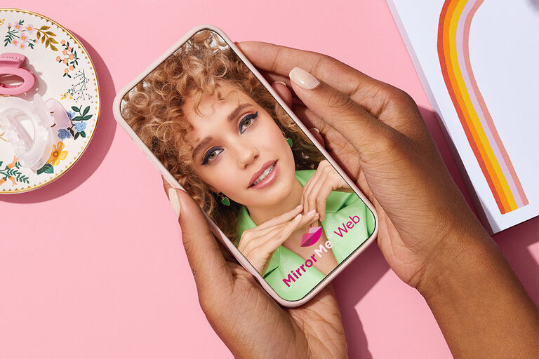 M&oacute;vil con herramienta de maquillaje virtual