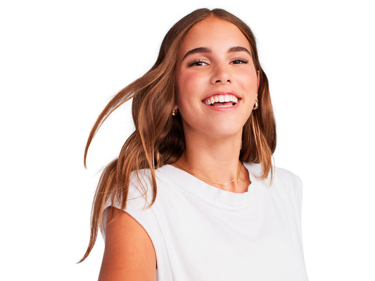 Chica rubia sonriendo