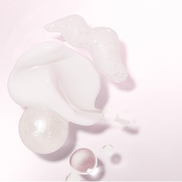 Texturas de los cuatro productos de la l&iacute;nea de cuidado de la piel Mary Kay&reg; aplicadas sobre la piel