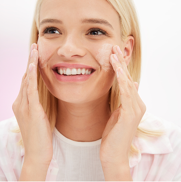 Modelo rubia aplicando la Limpiadora Hidratante Mary Kay&reg; en el rostro