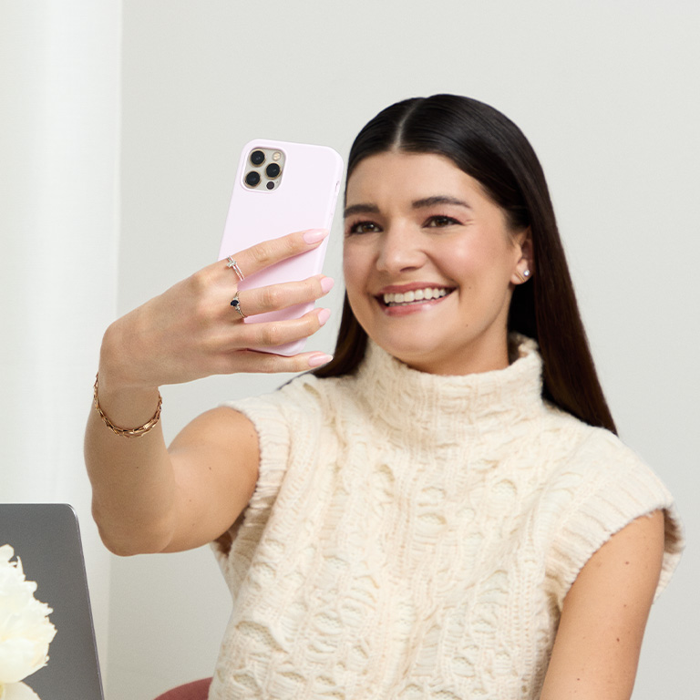 Mujer probando Encuentra Tu Tono para dar con su base de maquillaje ideal.