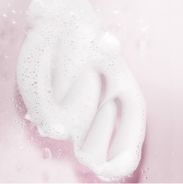 Textura de la Limpiadora Hidratante Mary Kay&reg; aplicada sobre la piel